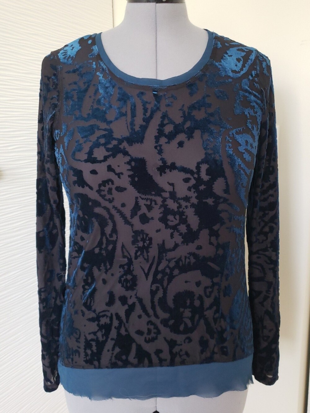 Simply Vera Vera Wang Burnout Velvet Long Sleeve Top.Sz.M